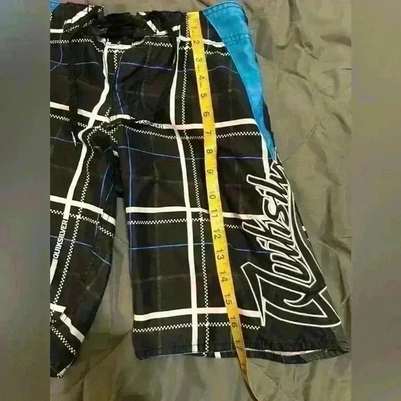 Boys Quicksilver shorts size 26 which works out to a small  black and blue - Picture 5 of 5